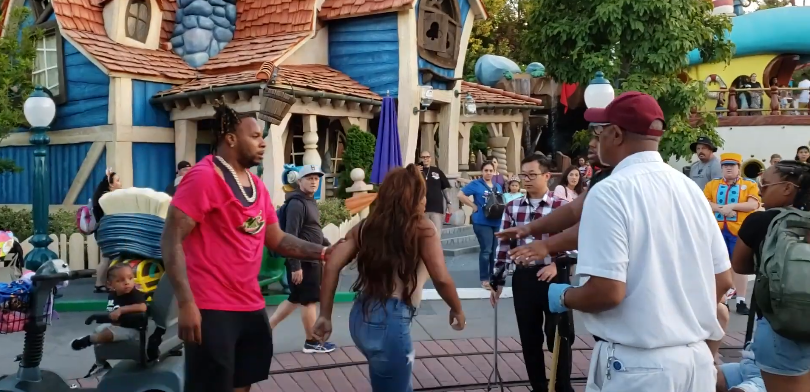 Brutal pelea en pleno Disney dejó en evidencia algo terrible: todos grabaron y nadie intervino
