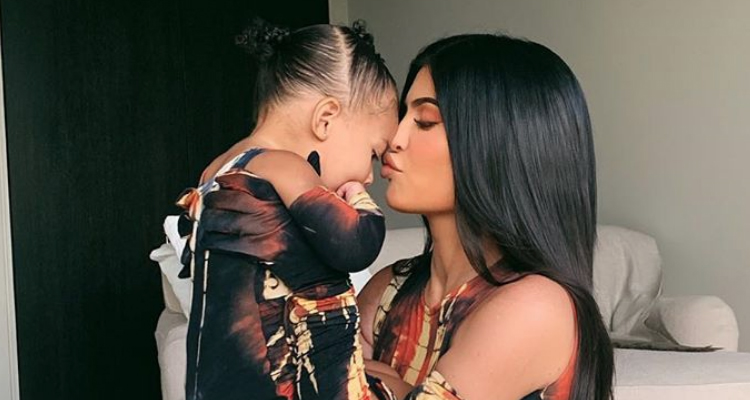 Con un año de edad: hija de Kylie Jenner protagonizó su primera portada de revista