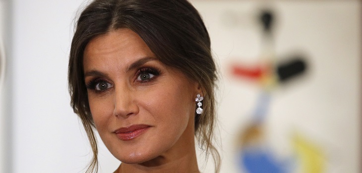 Reina Letizia optó por el escote de moda y cautivó con vestido que puedes conseguir por $15 mil