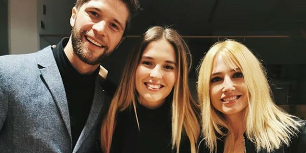 Mane junto a Belén y su pololo