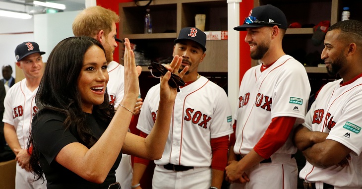 meghan markle y principe harry visitan medias rojas