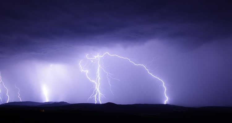 Meteorología advierte posibles tormentas eléctricas para cinco regiones del país