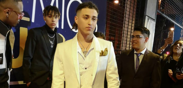 Cantante Pablo Chill-e pasó por su primera alfombra roja: se puso nervioso y bromeó con su look