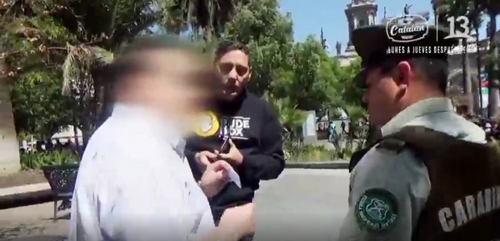 pancho saavedra encaro a hombre en plaza de armas