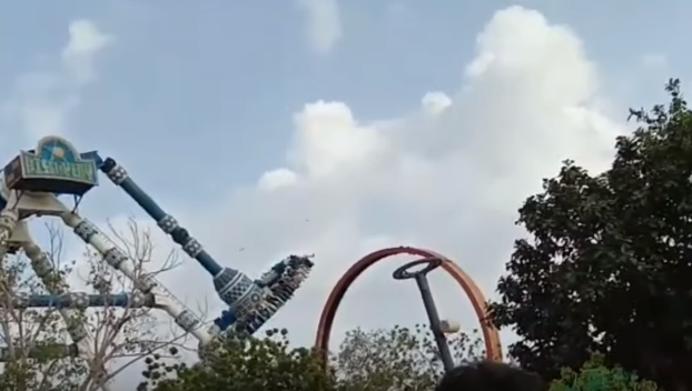 Impactante: juego mecánico de parque de diversiones en India se parte en dos en pleno funcionamiento