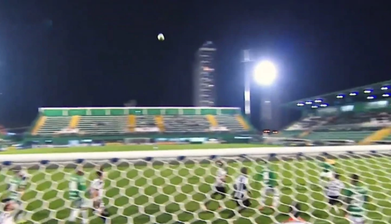 ¿Rebota en el aire? Pelota hace extraño movimiento en partido de Chapecoense y se convierte en viral
