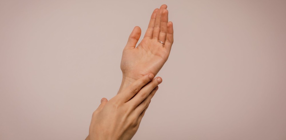 ¿Manos resecas? No este invierno: 3 tips para cuidarlas en esta fría temporada