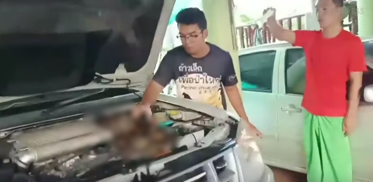 Joven se enfrentó a letal animal al revisar el capot de su auto: su arriesgada reacción es viral