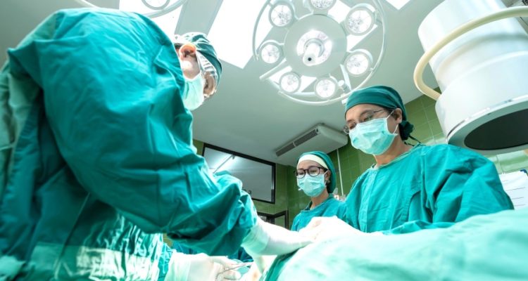 Mujer de Los Ángeles superó delicada operación de 12 horas: le extrajeron 3 tumores cerebrales