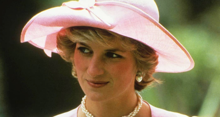 Subastan por millonaria suma polerón que usaba Lady Di para ir al gimnasio