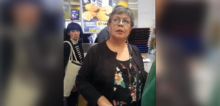 Graban violenta reacción de clienta de local de comida rápida en Providencia por demora en pedido
