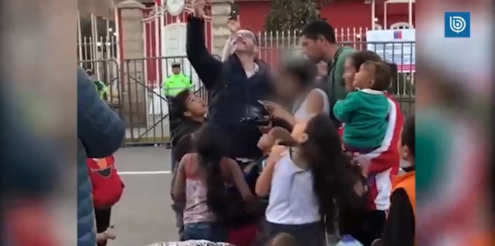 Hombre abusa sexualmente de joven frente a Consulado Chileno en Tacna: cámaras captaron el momento