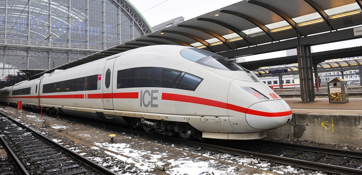 Trágica muerte de niño de 8 años sacudió a Alemania: menor fue empujado y arrollado por un tren