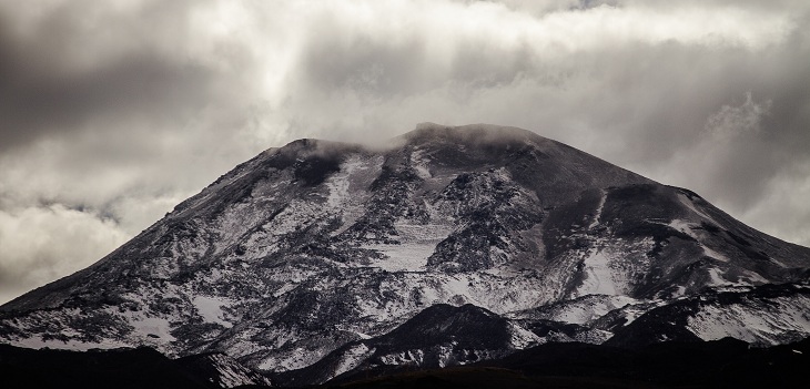 Sernageomín mantiene alerta técnica en Volcán Nevados de Chillán tras registro de evento explosivo