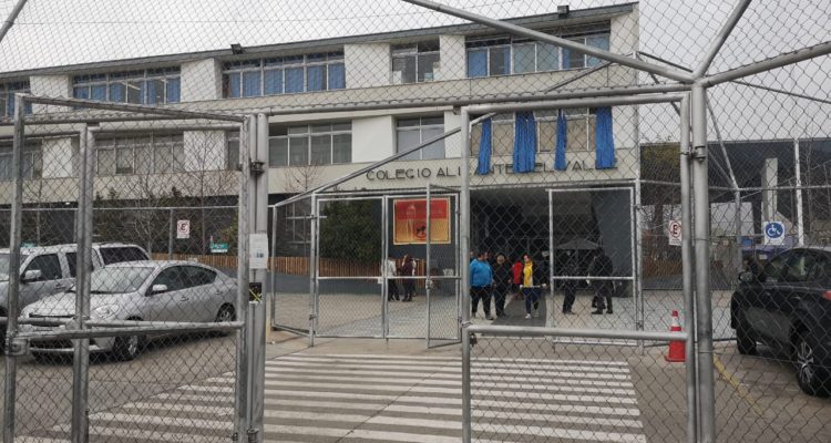 Denuncia de posible reutilización de jeringa en vacunación en un colegio superaría los 700 casos