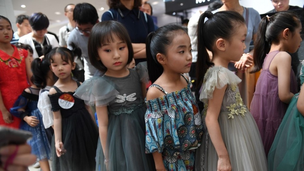 Polémica en China por modelos infantiles: trabajan 12 horas para un minuto de presentación