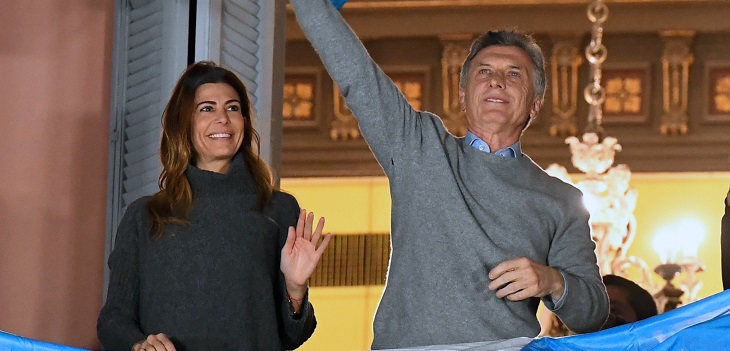 Todo un caballero: viralizan manotazo de Macri a su esposa en pleno balcón de la Casa Rosada