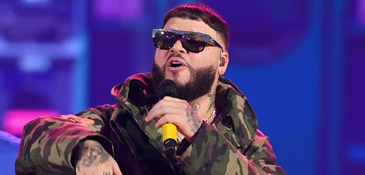 Viralizan chascarro de Farruko con su peluca en pleno concierto: cantante se lo tomó con humor