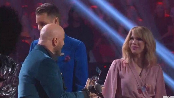 John Travolta sufrió fail en vivo en los MTV VMA: confundió a Taylor Swift con 'drag queen'