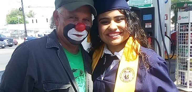 Joven mexicana recién titulada sorprendió a su papá payaso en su trabajo: momento es viral