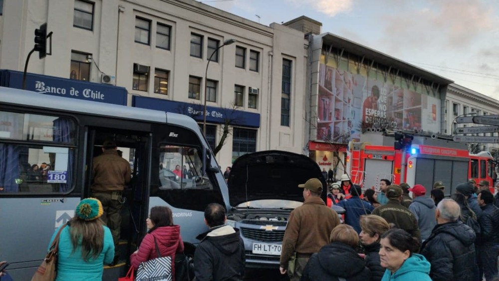 Captan momento exacto de violento accidente en pleno centro de Concepción: conductor pasó con rojo