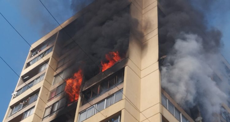 Videos muestran incendio en edificio de Recoleta: Bomberos rescató a personas atrapadas