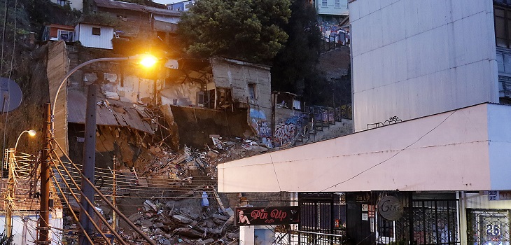Derrumbe en Valparaíso: experto explica los síntomas postraumáticos que pueden padecer los afectados