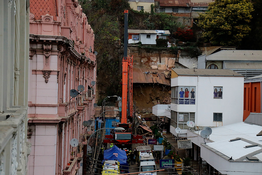 Entregan identidades de tres víctimas fatales tras derrumbe de vivienda en Valparaíso
