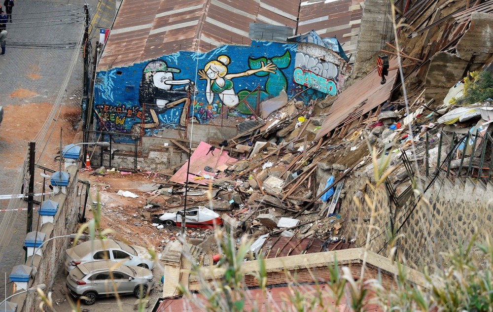 Rescatan cuerpo de sexta víctima tras derrumbe de casa en Valparaíso: es un joven de 18 años