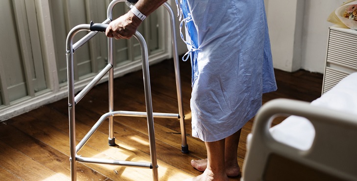 Hombre de 72 años vivió con placa dental atrapada en su laringe por 8 días: fue mal diagnosticado