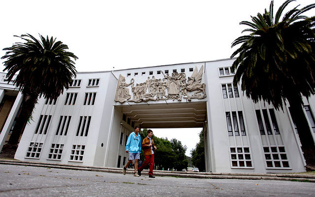 Millonario monto deberá pagar UdeC a docente y escritor despedido por denuncias de acoso sexual