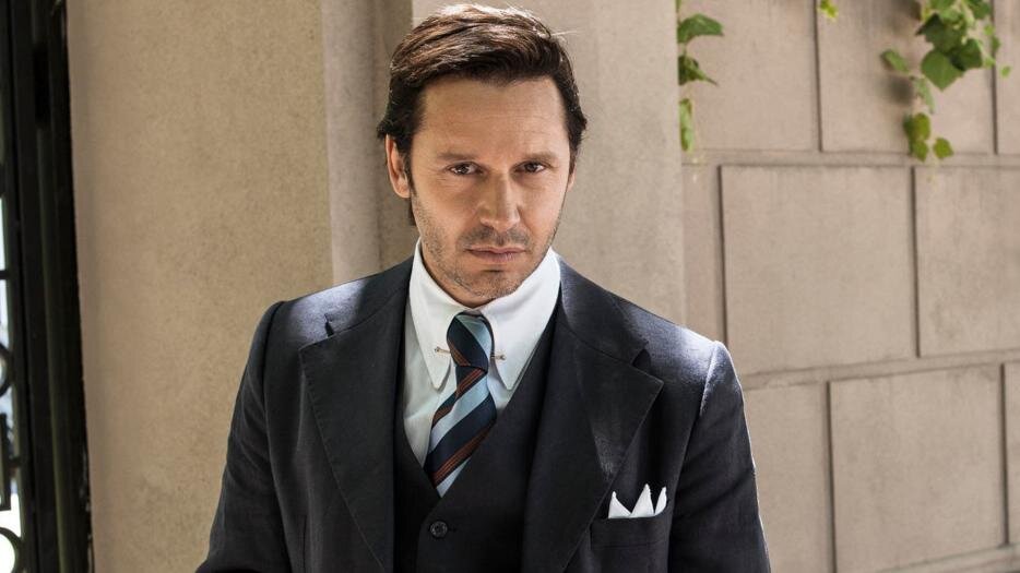 Benjamín Vicuña y su evidente fail de vestuario en teleserie 