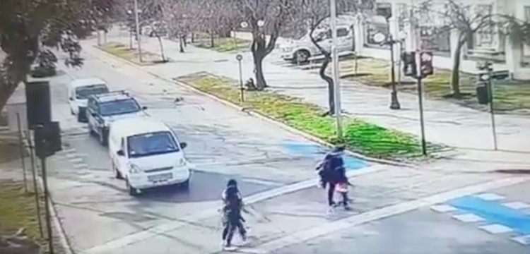 Dos adolescentes detenidos: sobrina de Sergio Livingstone sufrió encerrona en Providencia