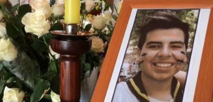 Revelan imagen donde imputada por crimen de joven scout consuela a madre de la víctima en el funeral