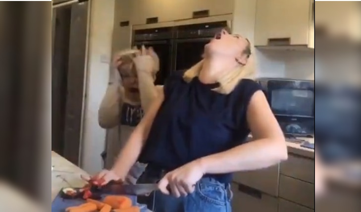 Madre se vuelve viral por cruel broma a sus hijos: fingió cortarse un dedo