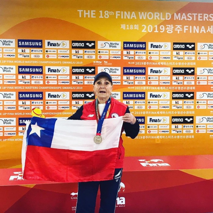 Para aplaudir: chilena de 84 años bate récord sudamericano de natación en Mundial Máster