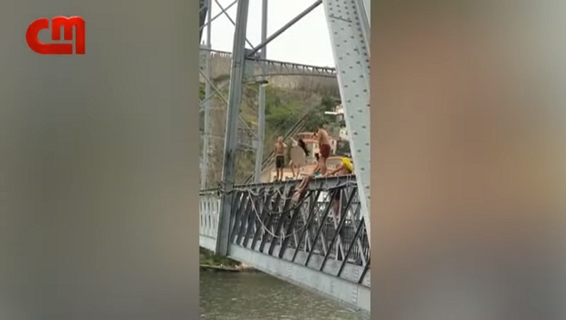 Mujer se lanzó desnuda desde un puente en Portugal: en vez de detenerla testigos la incentivaron
