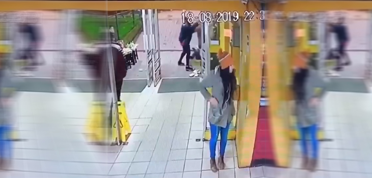Vendedoras de sándwich protagonizaron riña en Osorno: cámaras captaron el momento