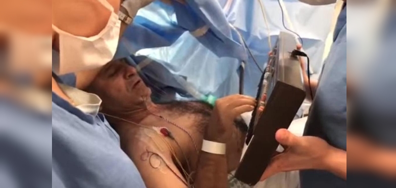 Graban a músico tocando piano en plena operación para extirpar tumor cerebral: registro es viral