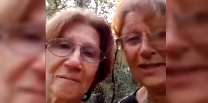 El hilarante video de dos hermanas que se perdieron en una selva y que se grabaron pidiendo ayuda