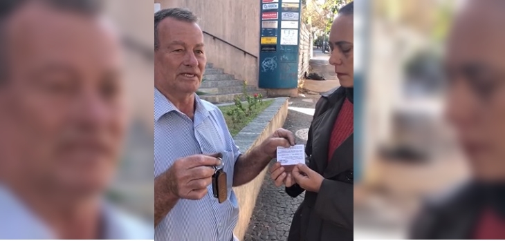 Mujer rifó su auto para costear cirugía por un tumor cerebral: abuelito que lo ganó se lo devolvió