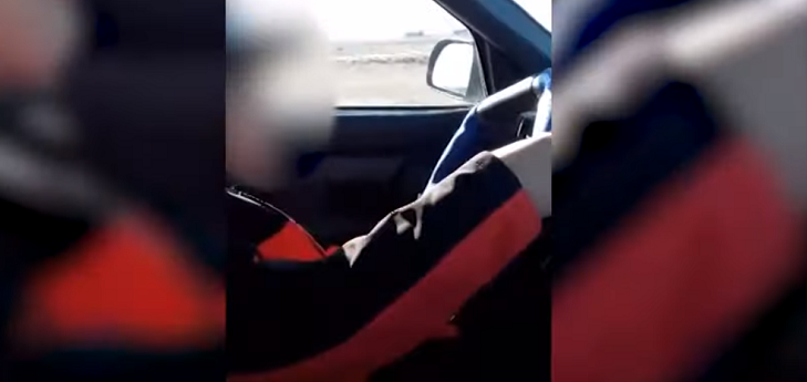 Viralizan video de padre obligando a hijo de 10 años a manejar en carretera a punta de garabatos