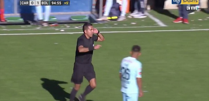 Árbitro cobró penal haciendo el gesto del VAR en Bolivia pero... torneo no cuenta con la tecnología