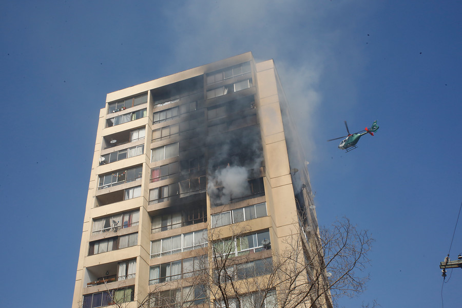 Videos muestran incendio en edificio de Recoleta: Bomberos rescató a personas atrapadas