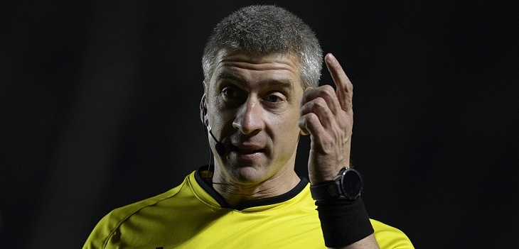 Árbitro tomó histórica decisión en Brasil: amenazó con suspender partido por cantos homofóbicos