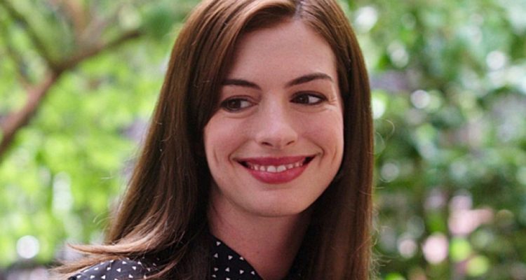Anne Hathaway mostró su avanzado embarazo en plena alfombra roja: lució vestido con tierno detalle