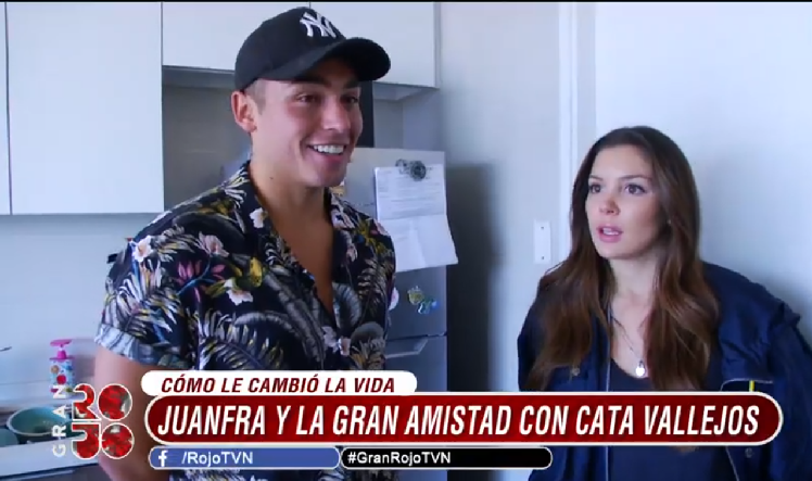 Bailarín de rojo muestra su departamento