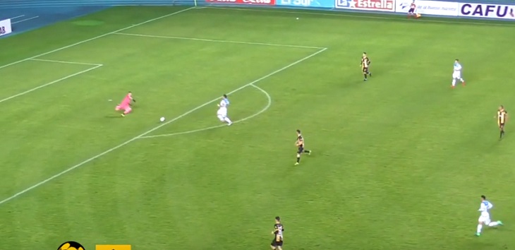 Se postula como mejor del año: el insólito autogol de Fernandez Vial que dio la vuelta al mundo