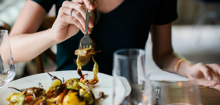 No más cenas: doctor de Harvard explica por qué deberíamos ayunar durante al menos 12 horas