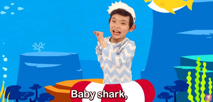 La graciosa reacción de un niño al escuchar ‘Baby Shark’ mientras dormía: despertó para bailar